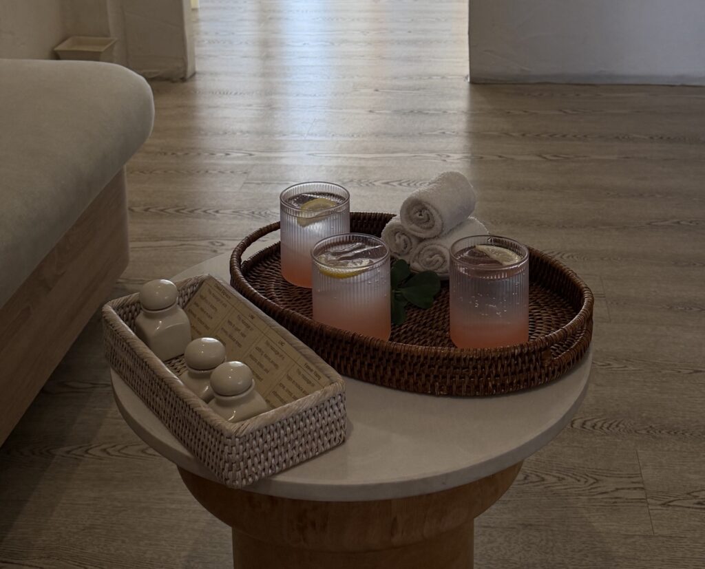 Welcome drink and refreshing towel at Cheeva Spa reception